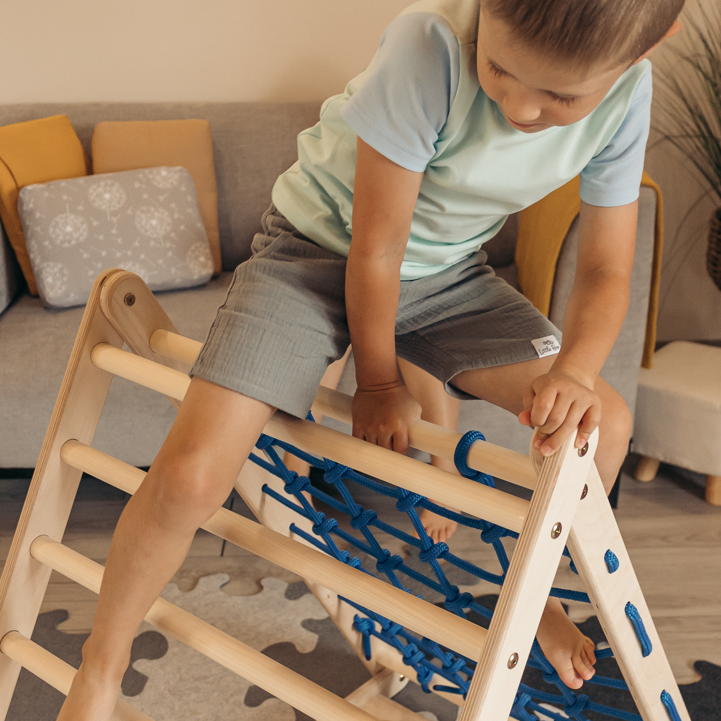 Nahaufnahme von Kletterdreieck Klettertiger Tigerfels XL: Fördert Geschicklichkeit, Gleichgewicht und Koordination bei Kindern