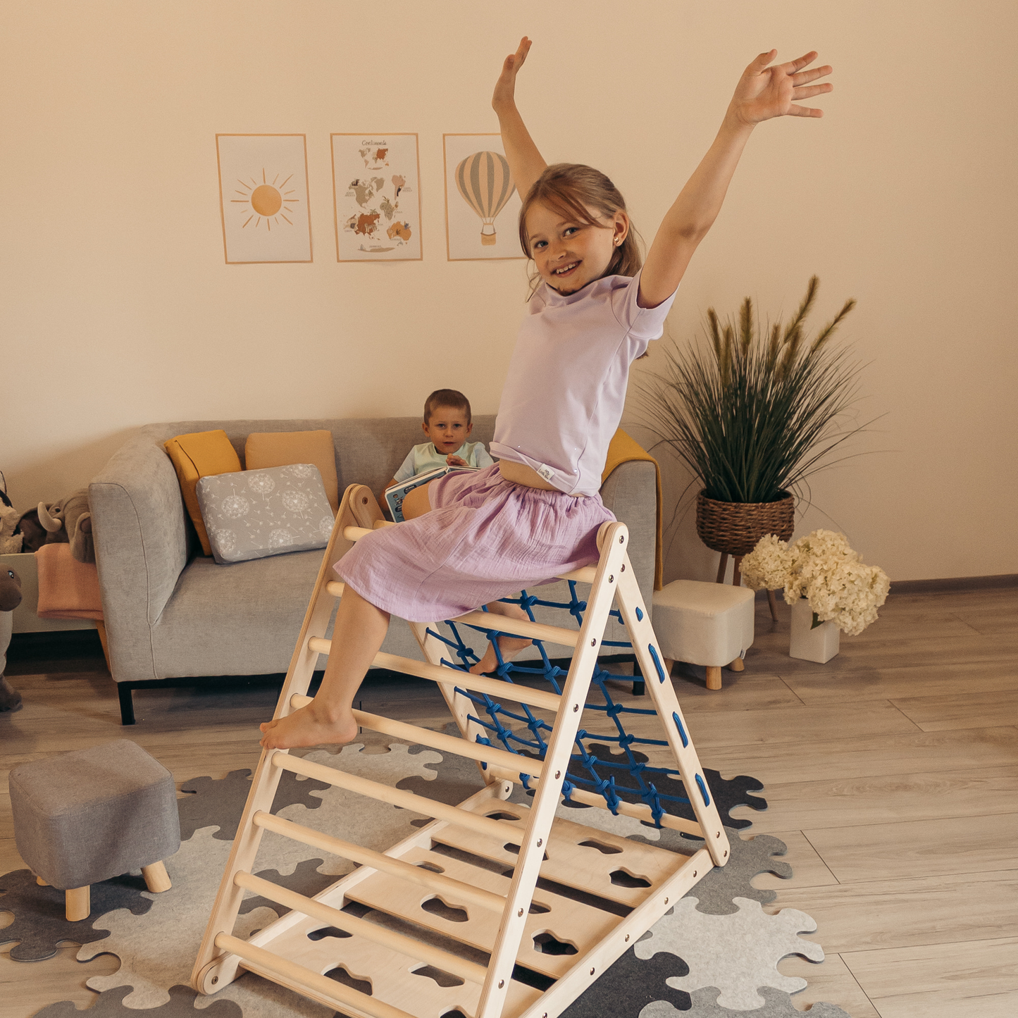 Mädchen trainiert Balance auf Montessori-Klettergerüst Tigerfels XL: Montessori-Spielzeug für Motorikförderung und Spielspaß