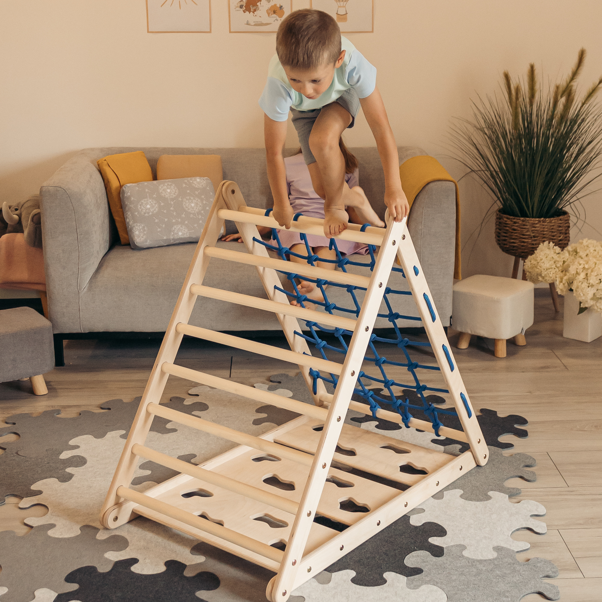 Junge klettert auf Kletterdreieck Klettertiger Tigerfels XL: Nachhaltiges Pikler-Spielzeug nach Pikler-Pädagogik und Montessori